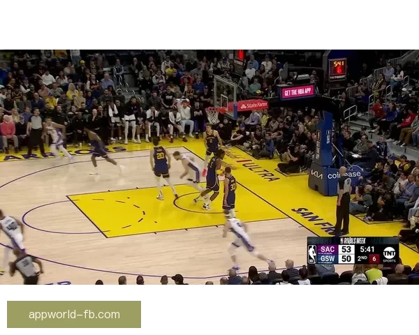 小米切尔突破肘击格雷姆斯面部被判一级恶意犯规 小米切尔突破肘击格雷姆斯面部被判一级恶意犯规